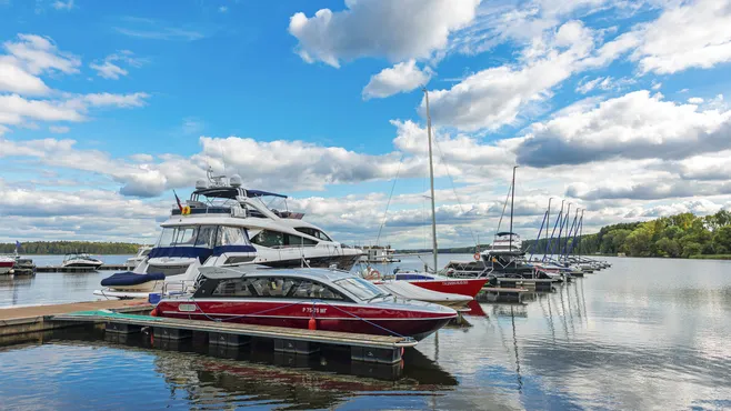 Яхты на причале яхт-клуба Tenzor Sailing Club в Мытищах на берегу Пестовского водохранилища